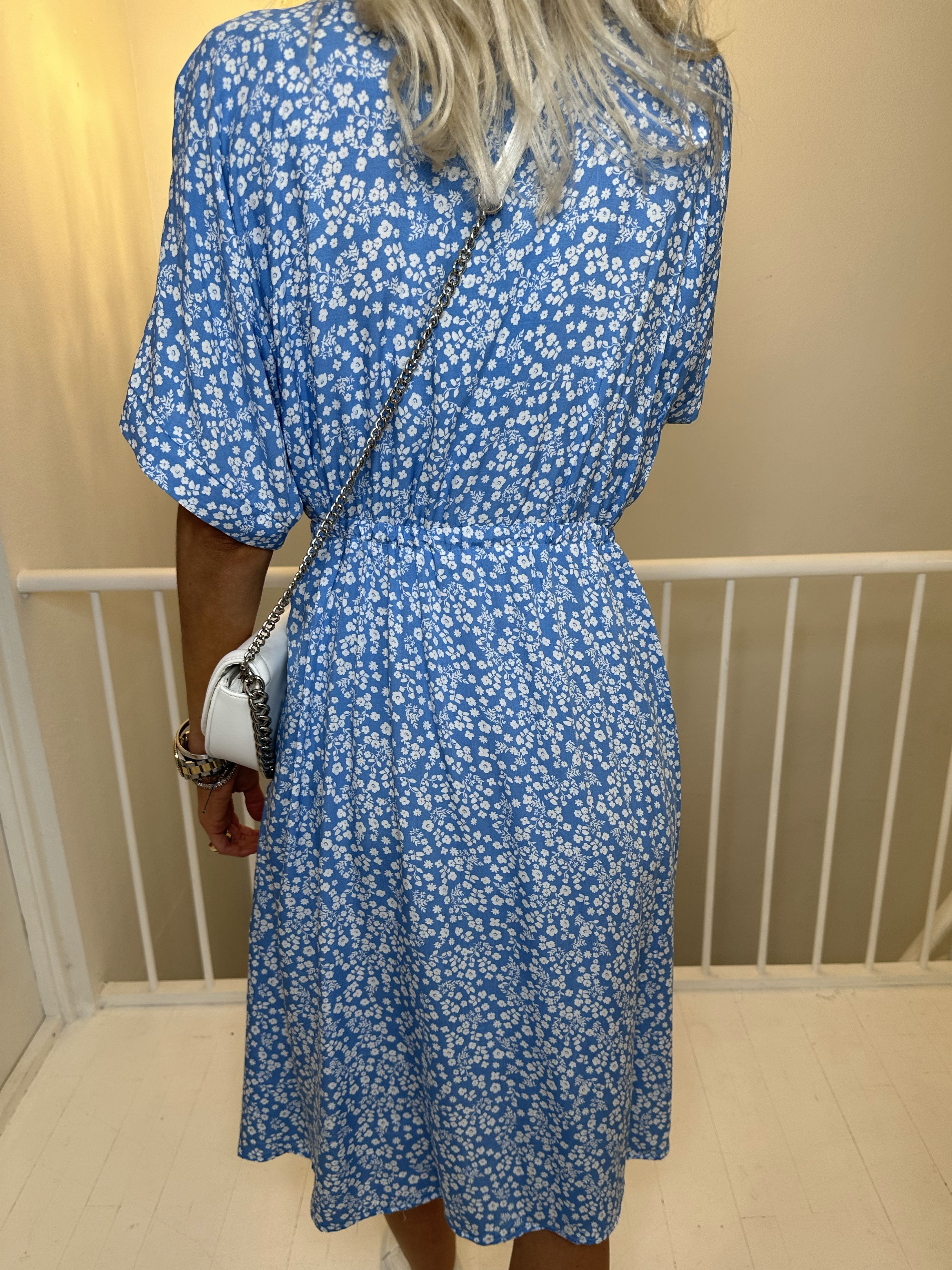 Alicia - Sød viskose kjole i småt blomsterprint